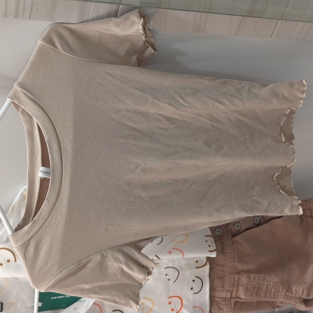 Cute top with ribbed finishes